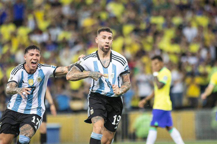 Benfiquista Otamendi festeja o golo que valeu a vitória (1-0) à Argentina sobre o Brasil, no Maracanã, em novembro de 2023