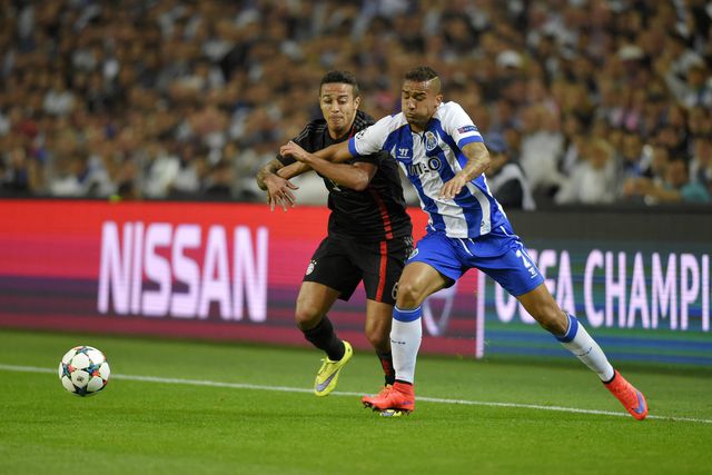 Danilo com a camisola do FC Porto em duelo com o Bayern