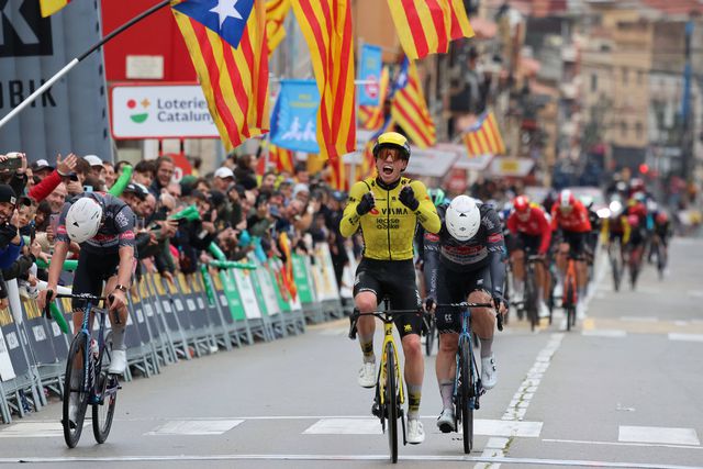 Matthew Brennan vence primeira etapa da Volta à Catalunha