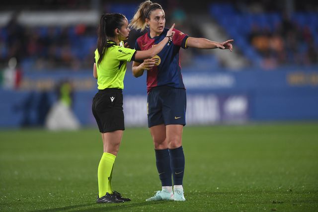 Alexia Putellas discute com a árbitra durante o 'El Clásico'