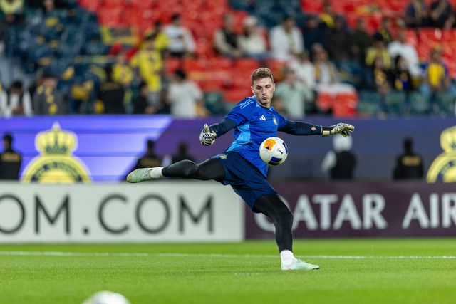 BEnto chuta umabola num aquecimento do Al Nassr