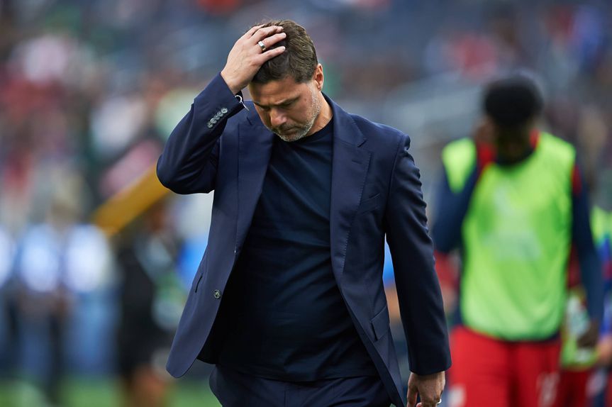 Mauricio Pochettino, selecionador dos Estados Unidos, pensativo com as mãos na cabeça