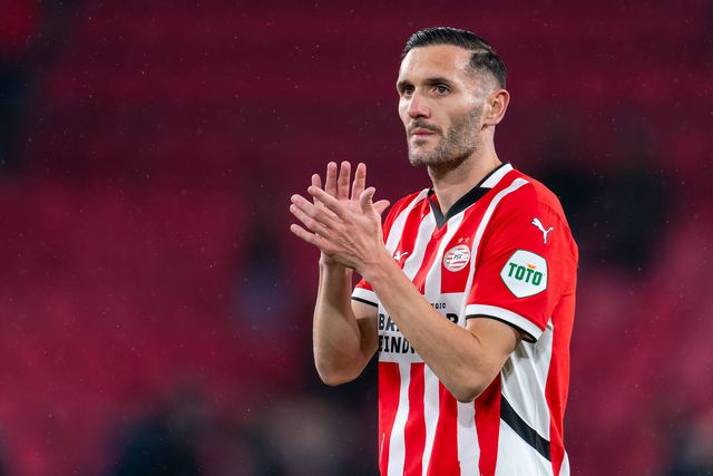 Lucas Pérez agradece aos adeptos do PSV após um jogo