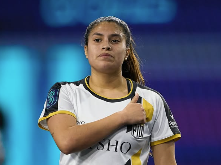 Antonela Romoleroux celebra golaço que marcou na Queens League