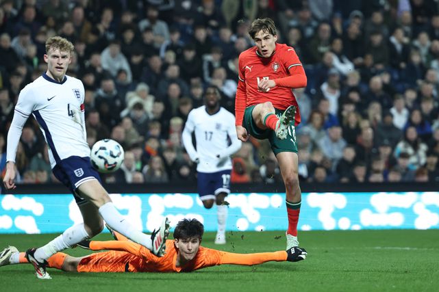 Seleção Nacional de sub-21 reagiu muito bem à desvantagem de dois golos, conseguiu reduzir e continua em busca de chegar, pelo menos, ao empate no particular em Inglaterra