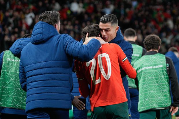 Trincão saudado pelo capitão da Seleção Nacional, Cristiano Ronaldo (Foto IMAGO)