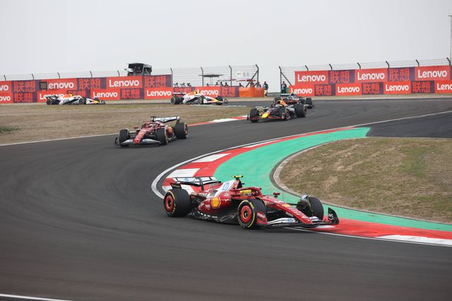 Leclerc, Hamilton e Verstappen em ação em Xangai