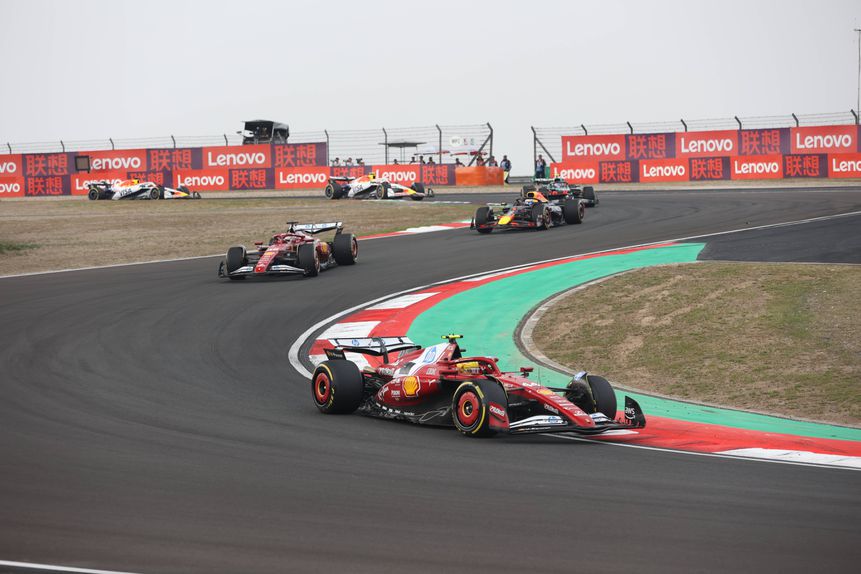 Leclerc, Hamilton e Verstappen em ação em Xangai
