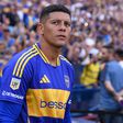 Marcos Rojo entra em campo antes de um jogo do Boca Juniors, olhando para a bancada