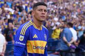 Marcos Rojo entra em campo antes de um jogo do Boca Juniors, olhando para a bancada