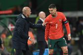 Roberto Martínez fala com Ronaldo durante o Portugal-Dinamarca, em Alvalade, que terminou com a vitória lusa por 5-2, após prolongamento