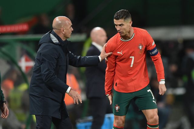 Roberto Martínez dá indicações a Cristiano Ronaldo durante o Portugal-Dinamarca (Foto: Miguel Nunes)