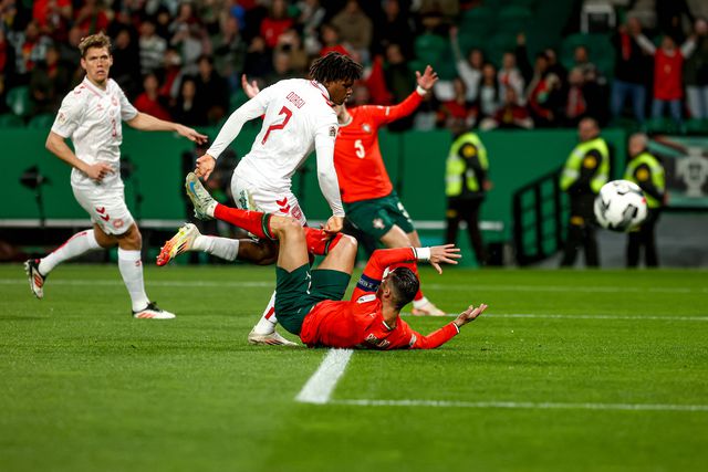 Momento em que Cristiano Ronaldo cai no relvado a pedir grande penalidade
