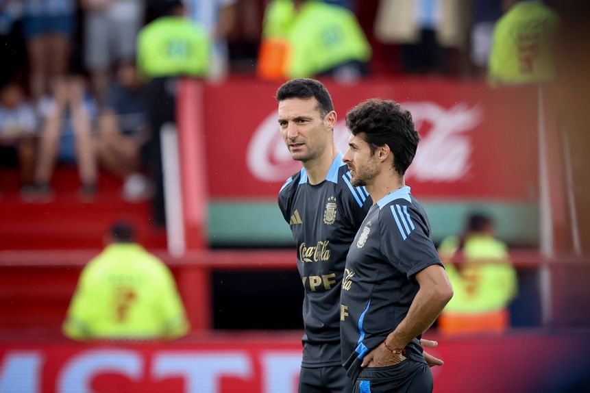 Lionel Scaloni com o adjunto Pablo Aimar em treino da Argentina