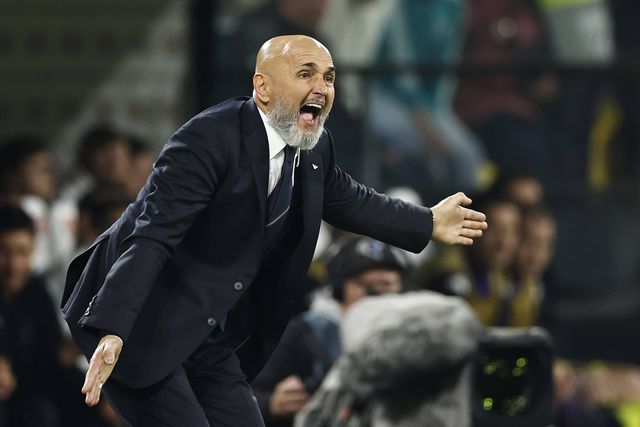 Luciano Spalletti grita com os jogadores da seleção de Itália