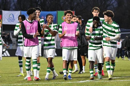Muitos jovens preparados para se mostrar numa academia que se encontra quase... vazia - Foto: IMAGO