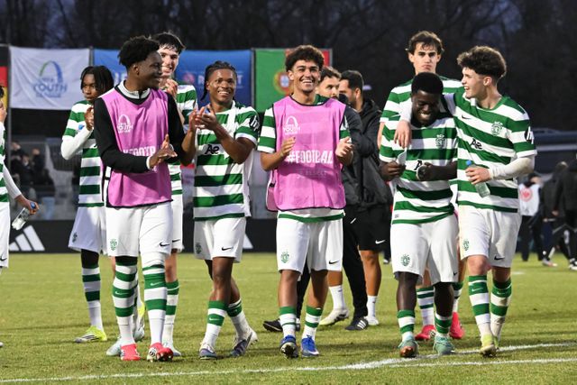 Muitos jovens preparados para se mostrar numa academia que se encontra quase... vazia - Foto: IMAGO