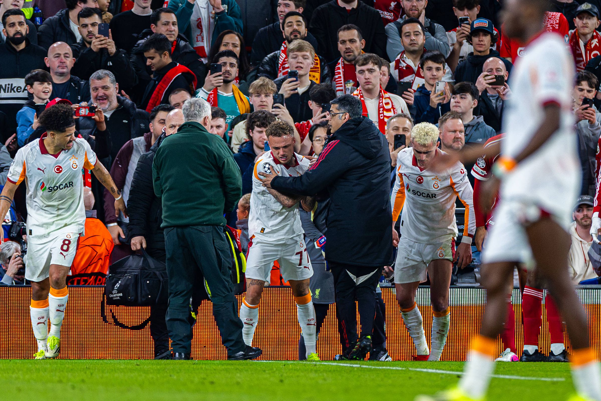 Noa Lang a sair do relvado em Anfield após a grave lesão no polegar