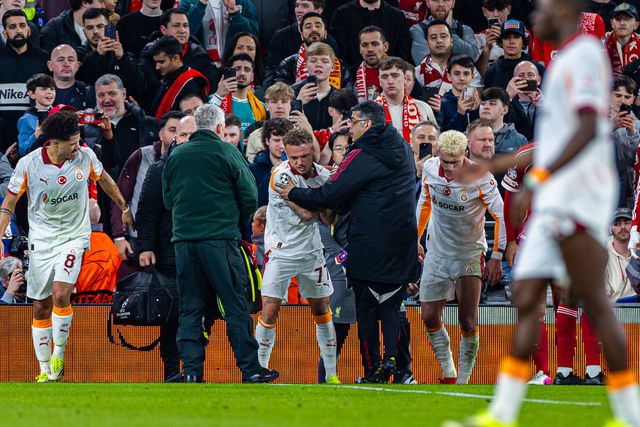 Noa Lang a sair do relvado em Anfield após a grave lesão no polegar