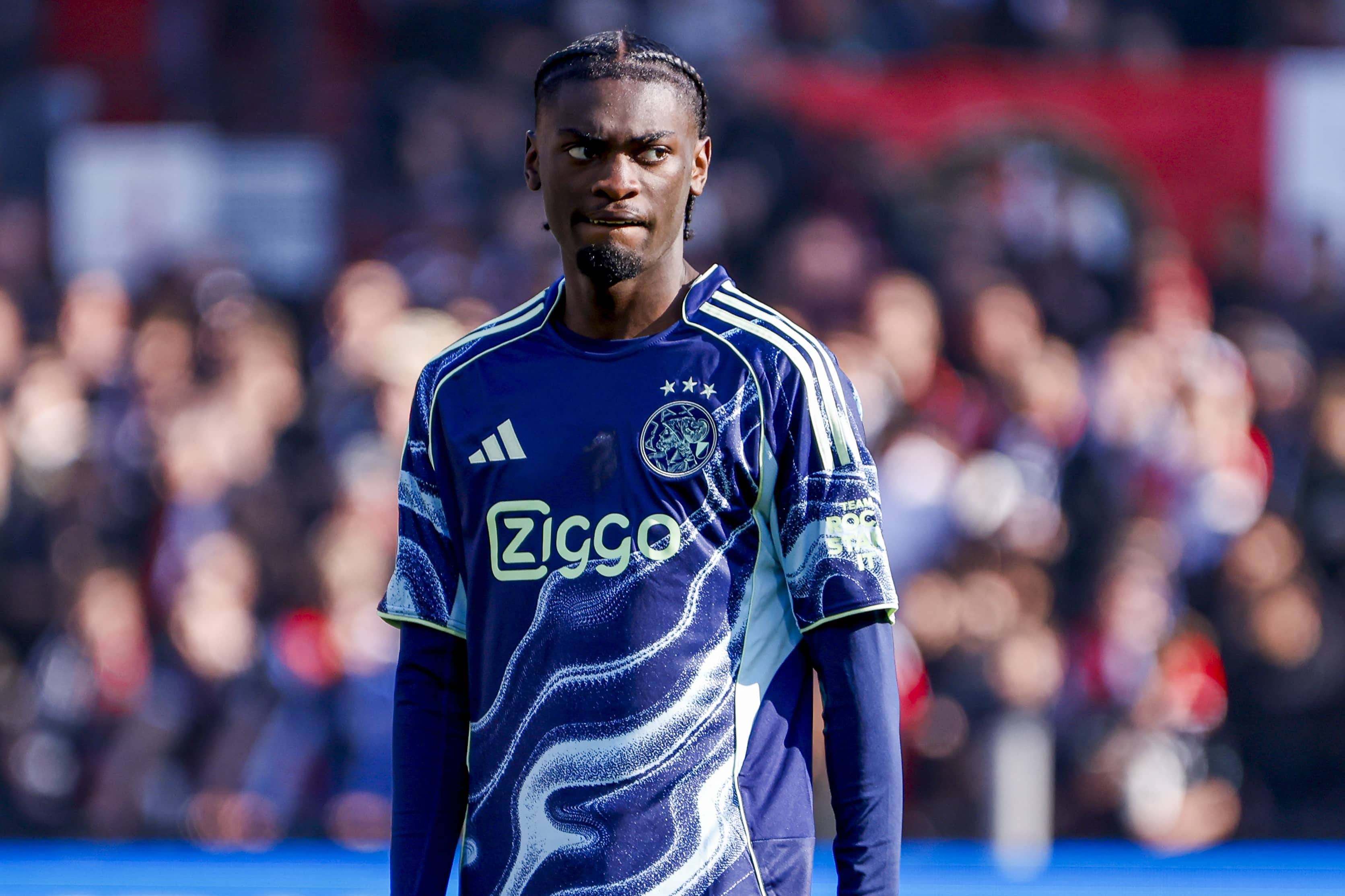 21 - Jorthy Mokio (Ajax) - Médio defensivo de 18 anos