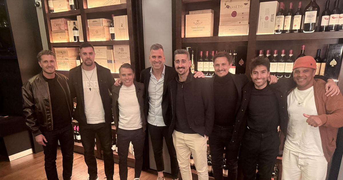 Que bela equipa! Antigas glórias do Benfica juntaram-se para jantar em Lisboa