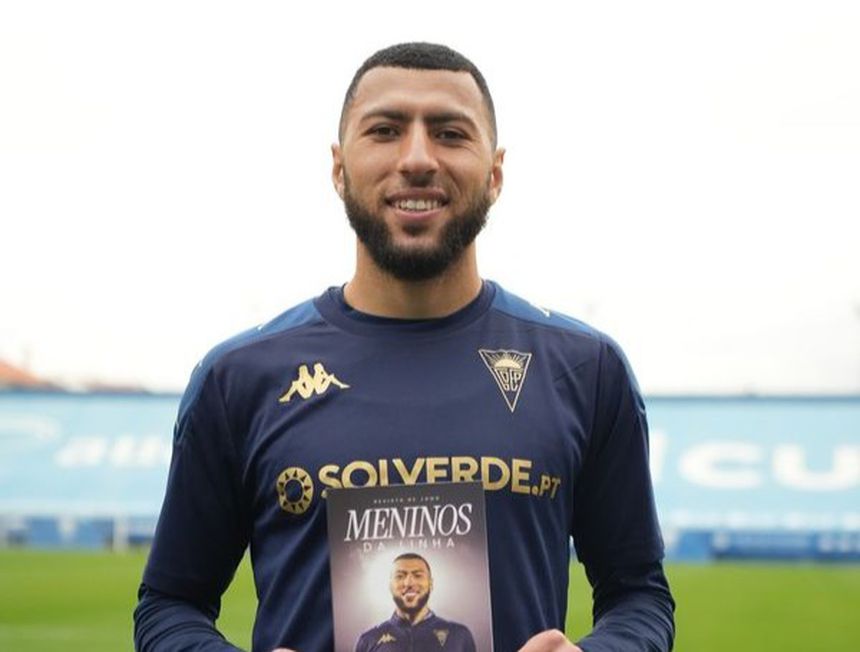 Yanis Begraoui, melhor marcador do Estoril, com a edição da Meninos da Linha em que protagonizou a capa. Foto: Estoril Praia SAD