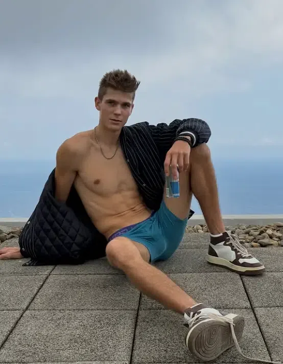 O canoisya Kurts Adams Rozentals