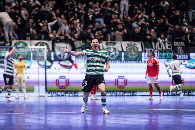 O momento em que o capitão do Sporting confronta o árbitro em jogo de sub-13 (foto)