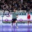 O momento em que o capitão do Sporting confronta o árbitro em jogo de sub-13 (foto)