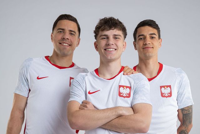 Bednarek, Pietuszewski e Kiwior com a camisola da seleção polaca - Foto: Łączy nas piłka﻿