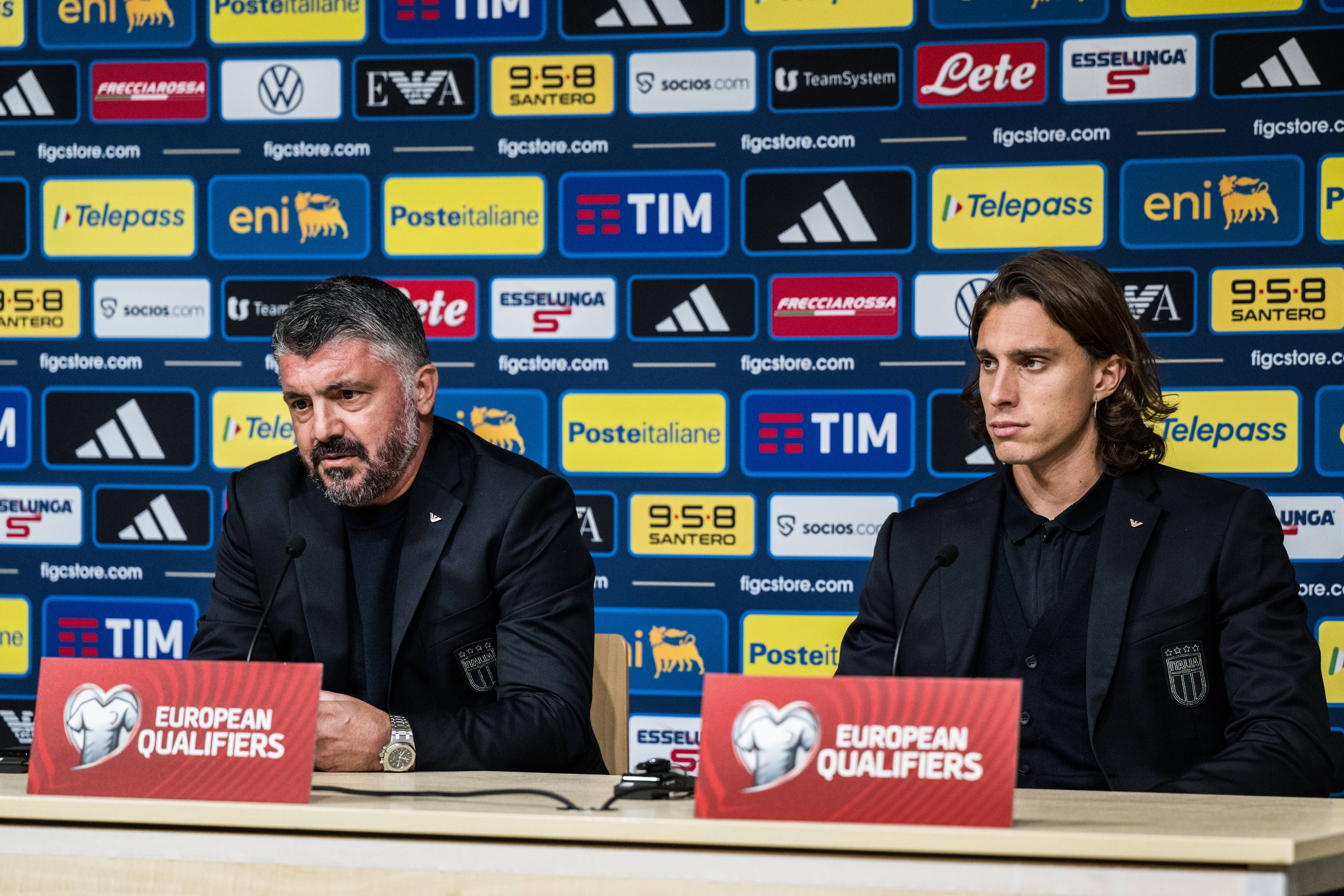 Riccardo Calafiori ao lado de Gennaro Gattuso em conferência de imprensa em Itália