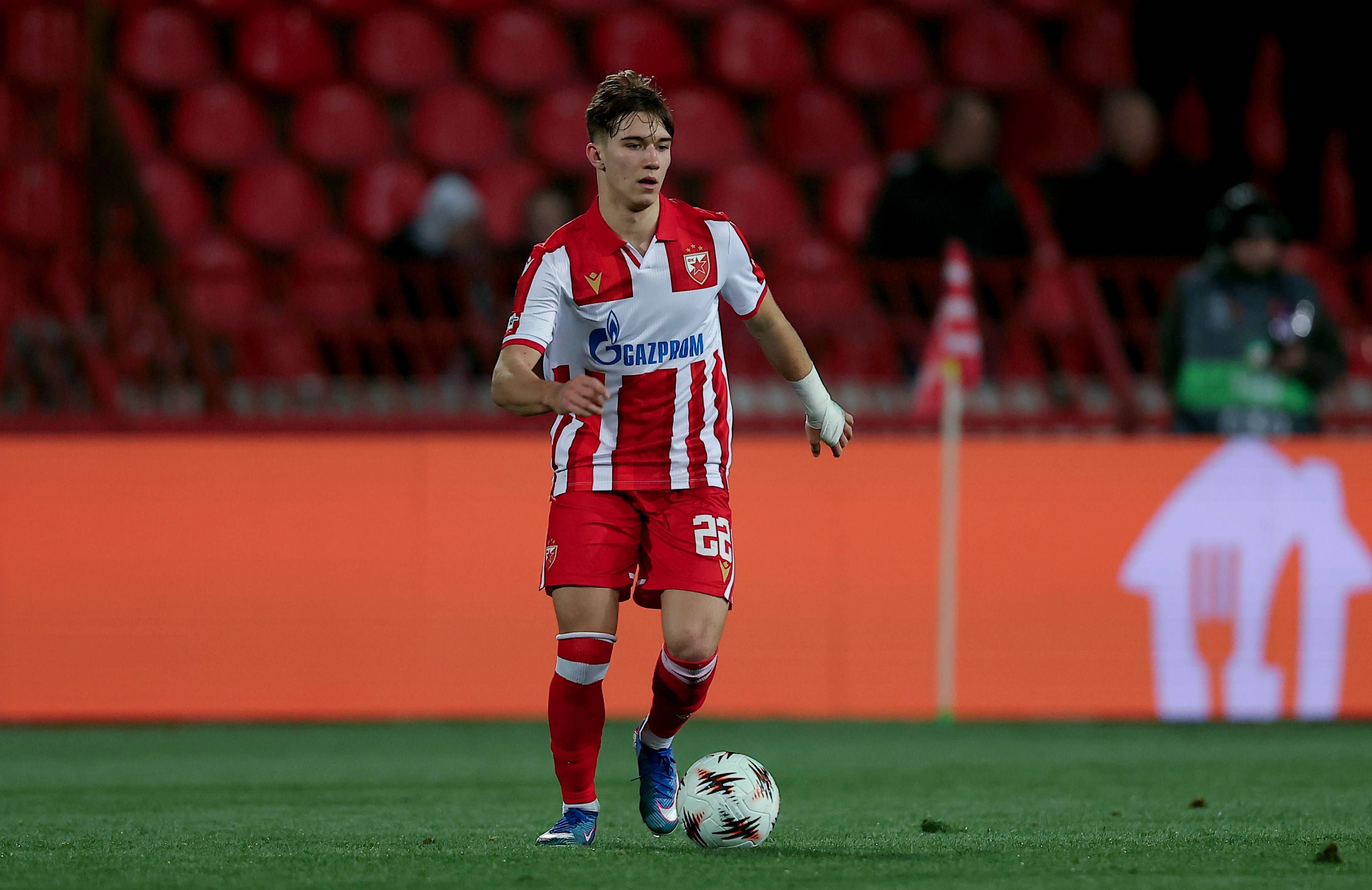 34 - Vasilije Kostov (Estrela Vermelha) - Médio ofensivo de 17 anos