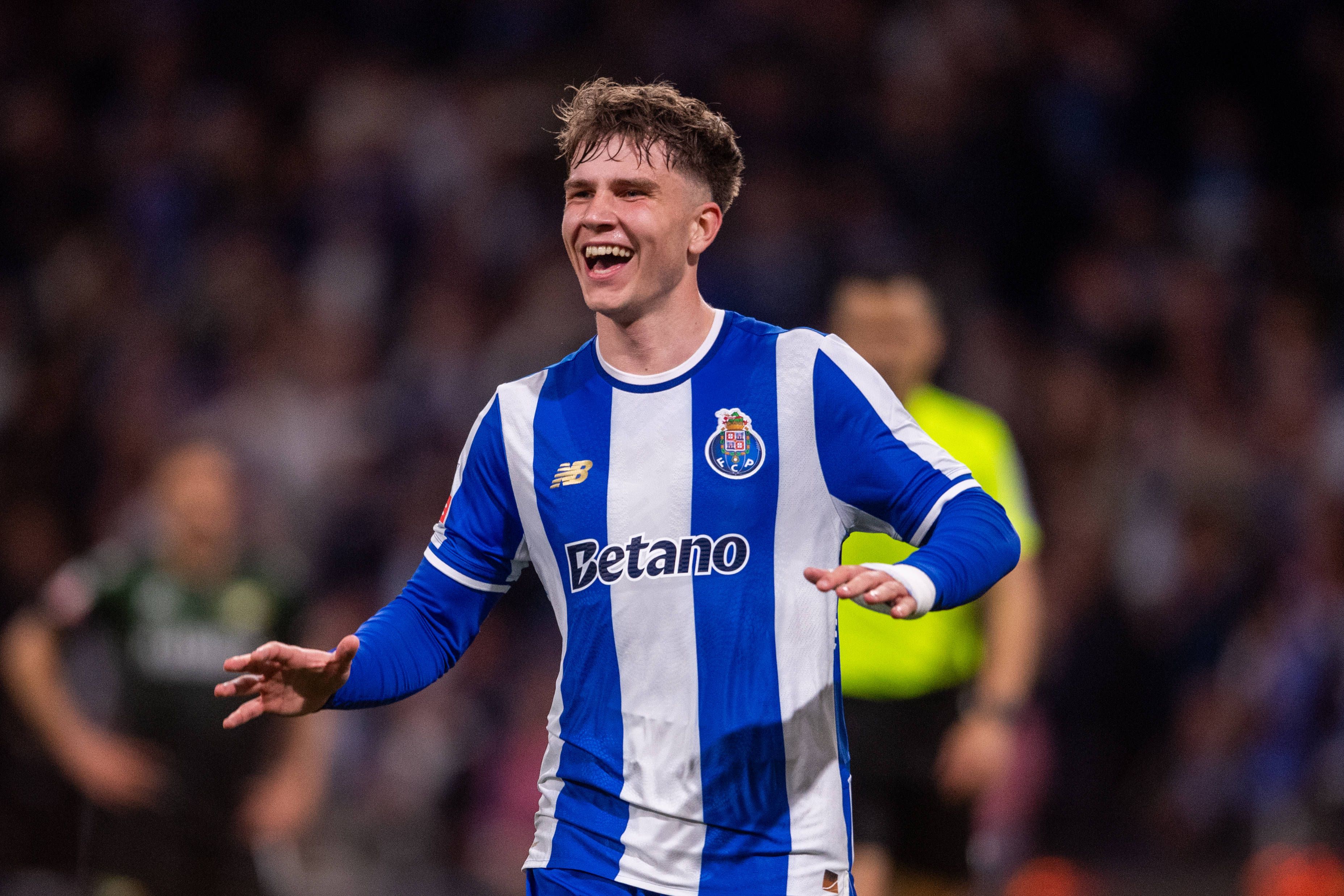 45 - Oskar Pietuszewski (FC Porto) - Extremo de 17 anos