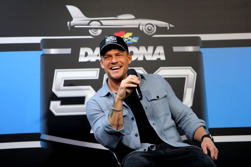 Alan Ritchson foi filmado a agredir o vizinho