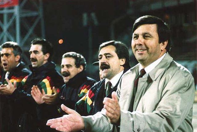 César Carvalheira (à direita) ao lado de António Oliveira num Letónia-Portugal em 1994. Foto A BOLA