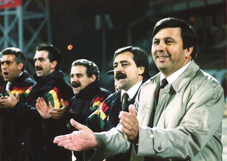 César Carvalheira (à direita) ao lado de António Oliveira num Letónia-Portugal em 1994. Foto A BOLA