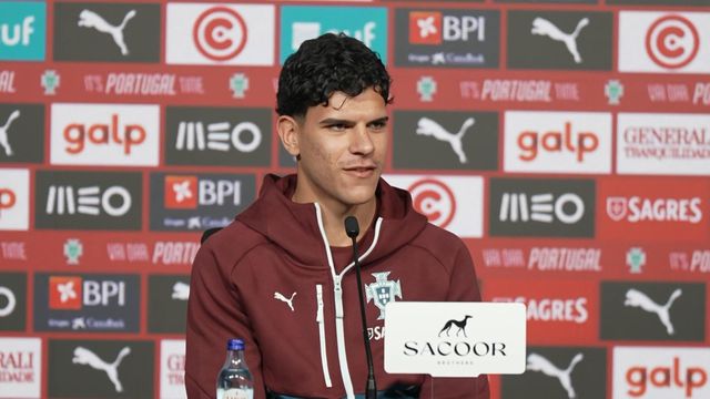 «Estou a treinar com jogadores que via na televisão...»