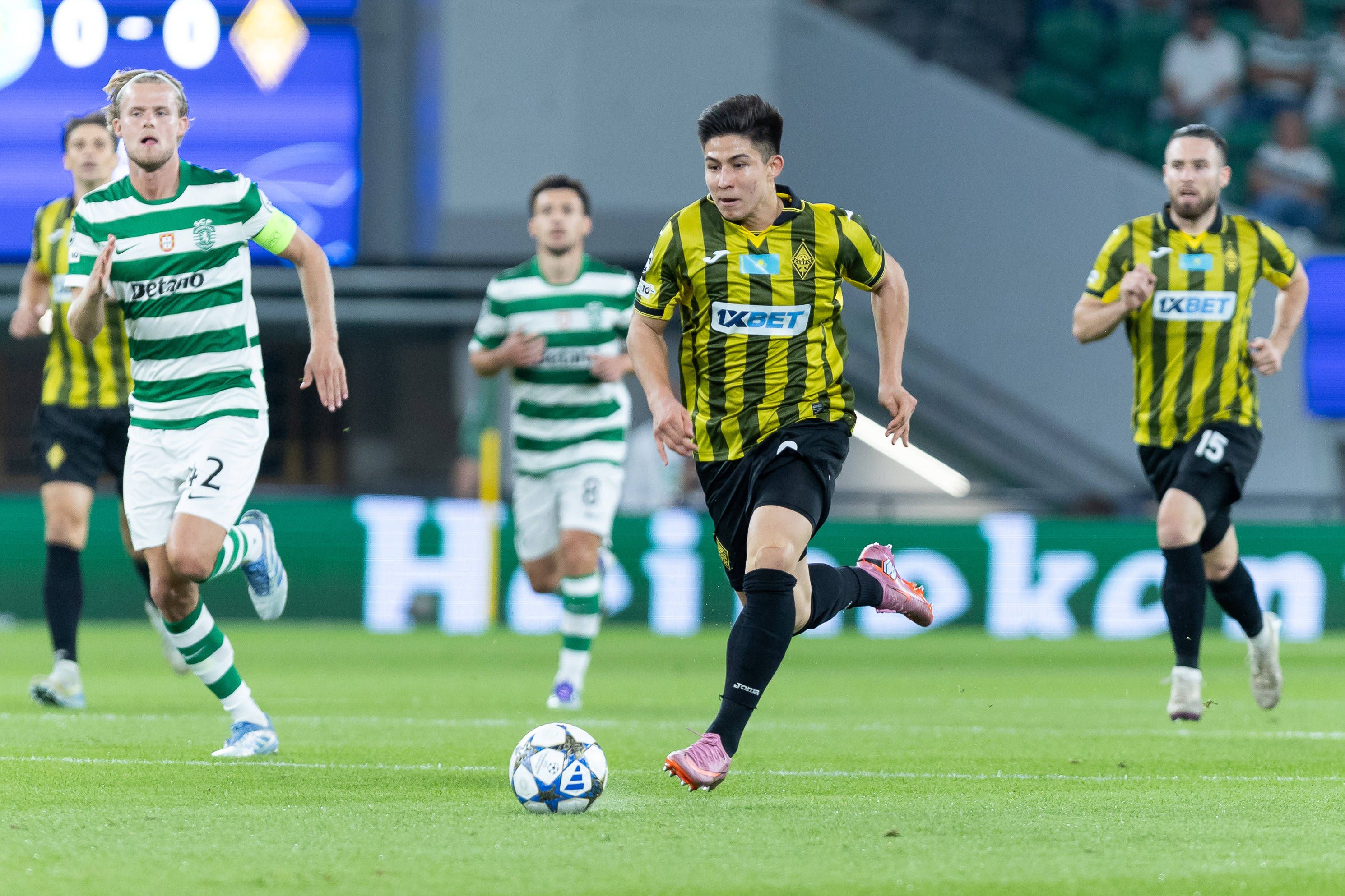 43 - Dastan Satpaev (Kairat Almaty) - Ponta de lança de 17 anos