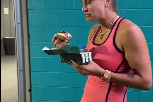 Vídeo: Sabalenka provou o cachorro-quente viral que custa 90 euros no Miami Open
