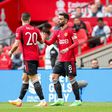 Dalot cumprimenta Bruno Fernandes em campo