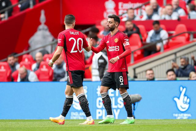 Dalot cumprimenta Bruno Fernandes em campo