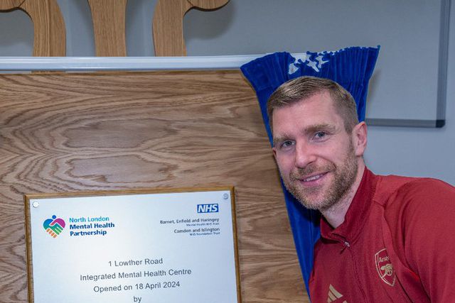 Mertesacker inaugura uma clínica de saúde mental