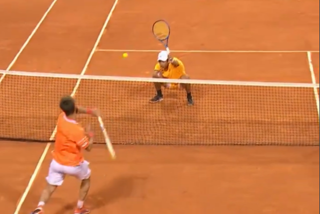 VÍDEO: só queria que a bola não lhe acertasse... mas conseguiu um ponto surreal