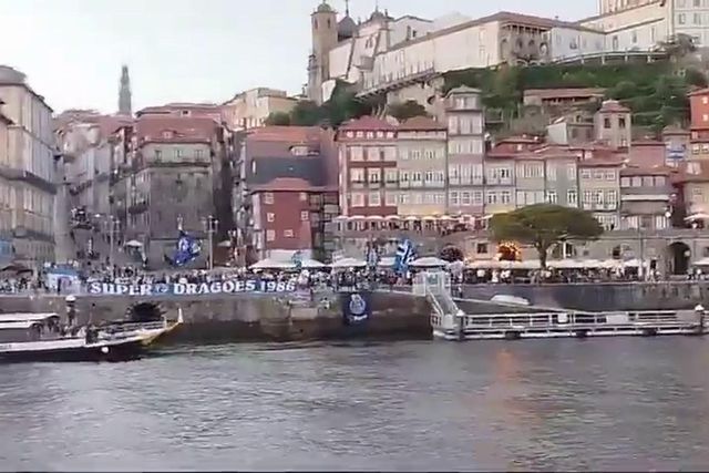 Super Dragões mostram apoio a Pinto da Costa na margem do Douro