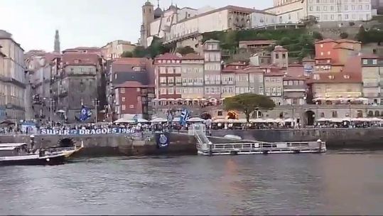 Super Dragões mostram apoio a Pinto da Costa na margem do Douro