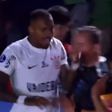 Vídeo: Jogador do Corinthians empurra árbitro assistente e é expulso