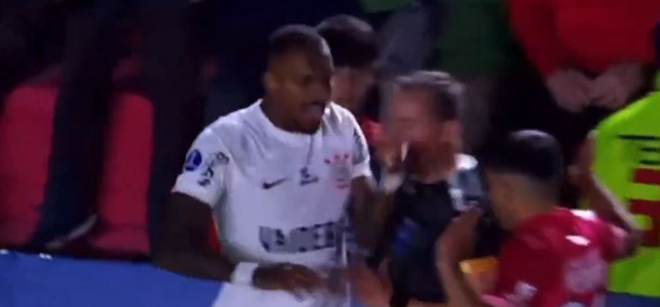 Vídeo: Jogador do Corinthians empurra árbitro assistente e é expulso