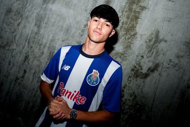 Oficial: FC Porto renova com avançado de 18 anos