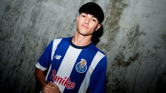 Oficial: FC Porto renova com avançado de 18 anos
