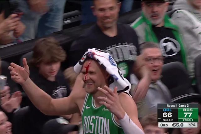 Vídeo: Porzingis levou cotovelada, sorriu e ainda 'ganhou' cinco pontos